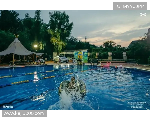 畅享清凉夏日时光，游泳池中的休闲与运动完美结合